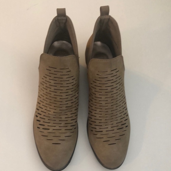 Camel beige tan color Yoki booties with heel - Picture 1 of 7